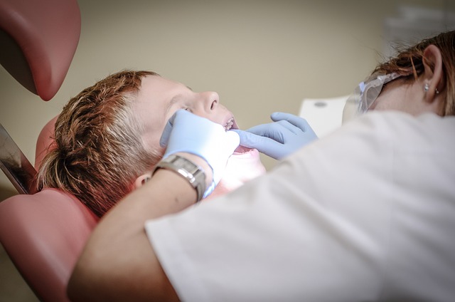 Kind in der Zahnarztpraxis